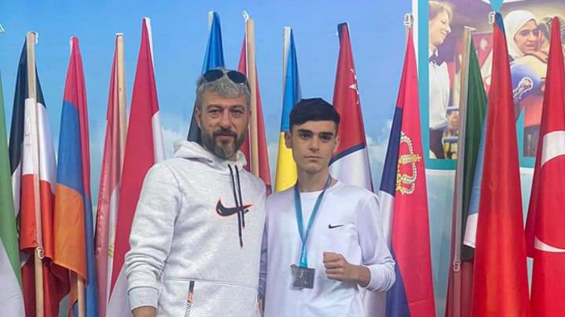 11. sınıflarda Serhat Emre Sıkı isimli öğrencimiz Avrupa Muaythai Federasyonunun Antalya'da düzenlediği müsabakalarda başarılı olup madalya kazanmıştır.